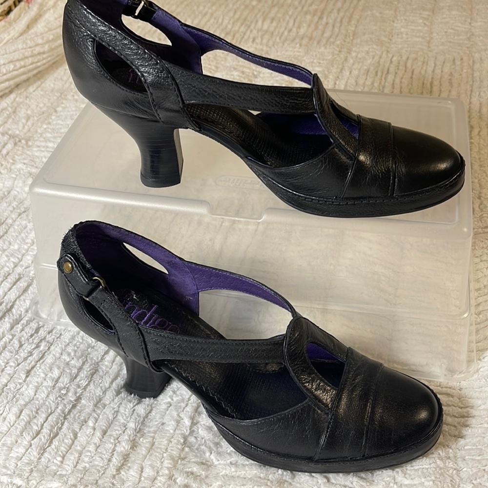 Black kitten heels-